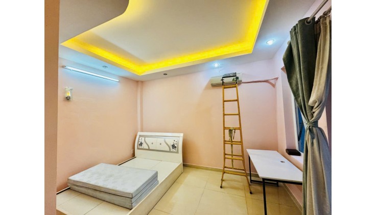 Hiếm CHDV sát Bầu Cát - Âu Cơ - 5 tầng - HXH Doanh Thu tốt